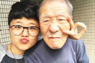 乌鲁木齐网红老爷子照片,岁月静好，笑对人生